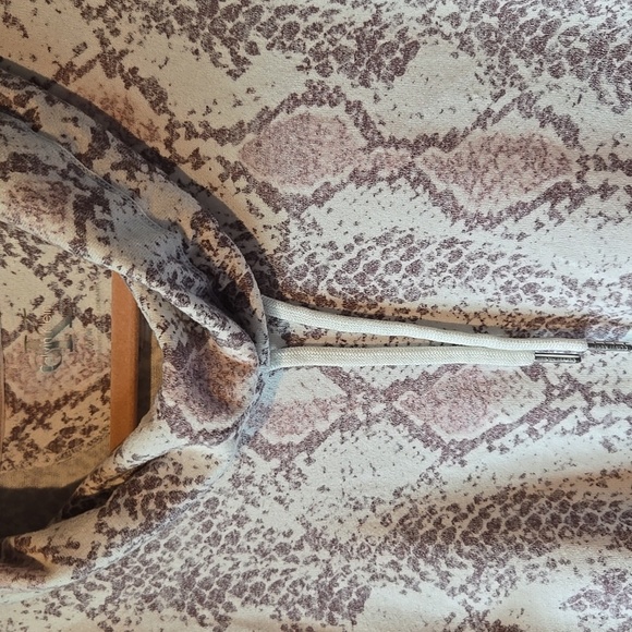 Calvin Klein Pink Gray Snake Skin Print Cowl Neck Top Size Medium - Picture 5 of 7